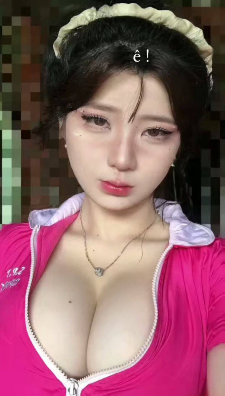 Gạ gẫm thằng em trai ngây ngô sờ vú